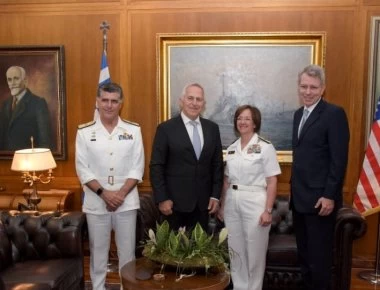 Ο Ευάγγελος Αποστολάκης υποδέχθηκε την διοικητή του 6ου Στόλου των ΗΠΑ (φωτο-βίντεο)